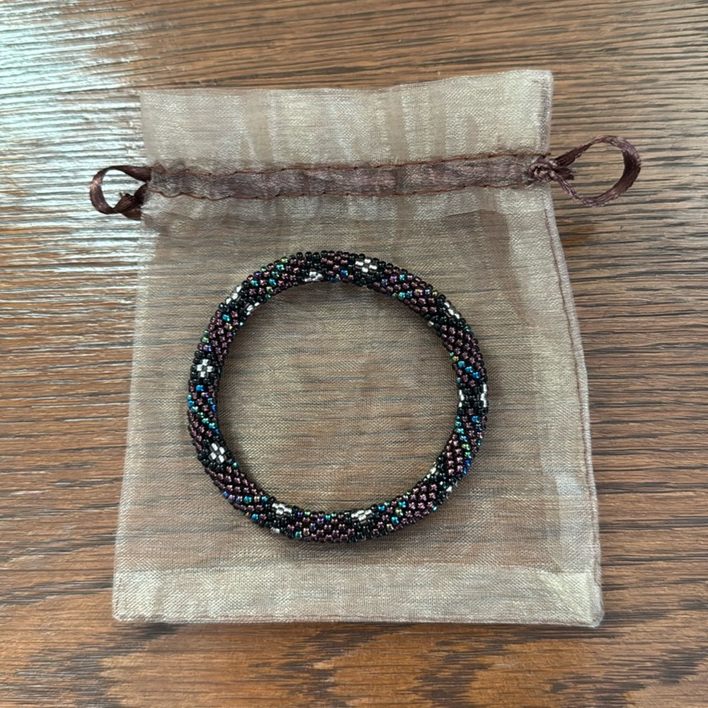 💛Sashka beaded glass bracelet in black with multi-colored beads.